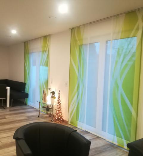 Fenster mit Kompletten Flächenvorhängen im Wohnzimmer